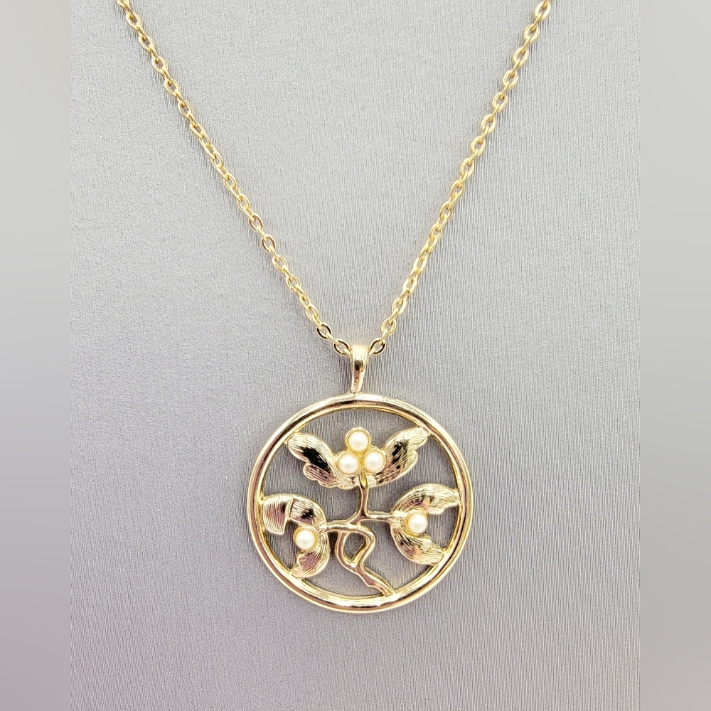 Avon Whispering Leaves Necklace 1979 1" Pendant on 8" Gold Tone Chain